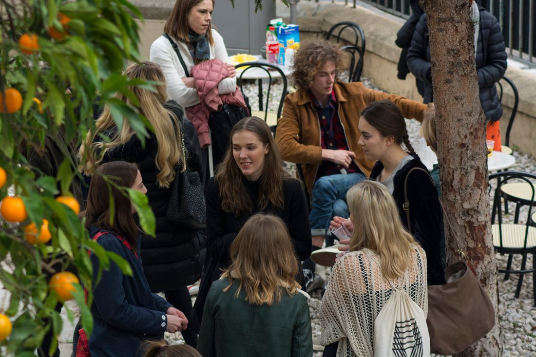 Les Ateliers FL Nizza - Sprachschüler im Hof